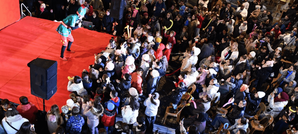 Yediden yetmişe Lüleburgazlıların akın ettiği, Zübeyde Hanım Parkı’nı dolduran yoğun kalabalık ve Ramazan şenlik atmosferi.