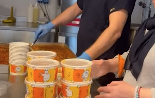 Sosyal belediyecilik kapsamında hazırlanan 3 çeşit yemeğin, sıcaklığını koruyan özel kaplara el değmeden paketlenme aşaması.