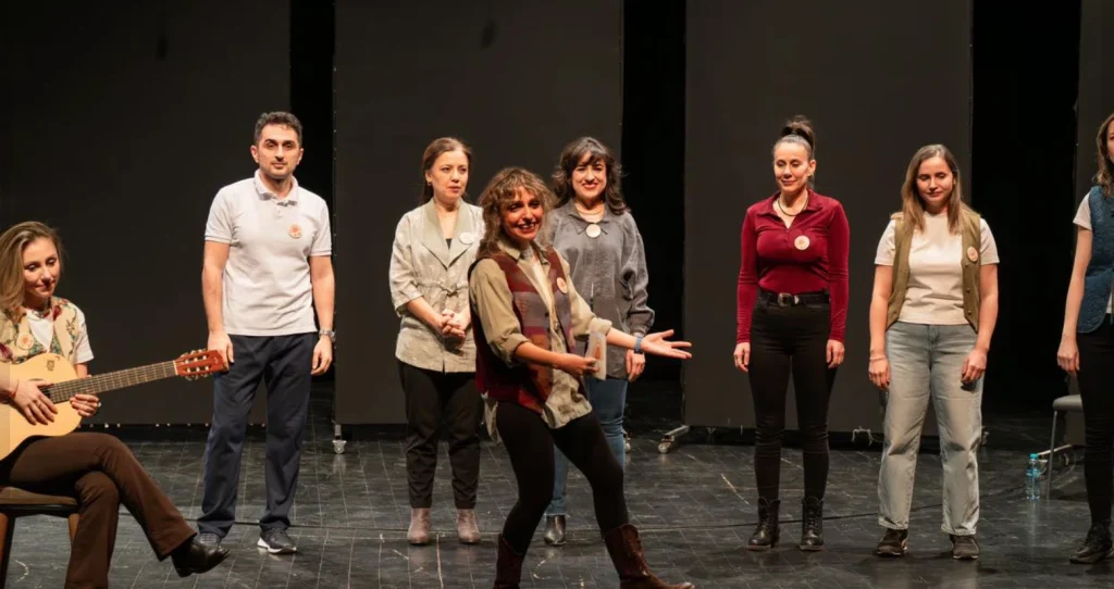 K. Budak Çal Salonu'nda sahnelenen müzikli doğaçlama tiyatro oyunundan bir kare.