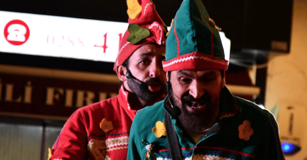 Lüleburgaz Belediyesi tarafından düzenlenen Ramazan Eğlenceleri'nin Zübeyde Hanım Parkı girişindeki renkli açılış anı ve toplanan vatandaşlar.