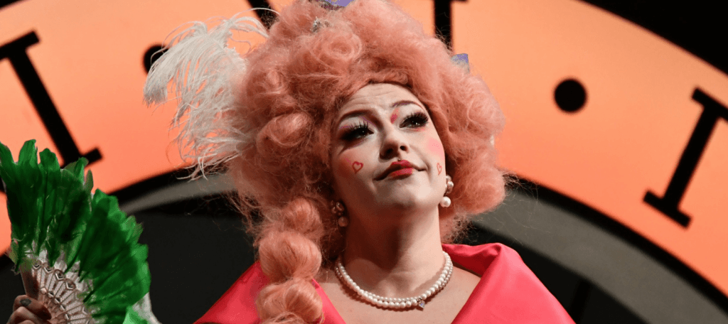 Külkedisi operasını izlemeye gelen Lüleburgazlı çocukların salon içerisindeki heyecanlı bekleyişi.