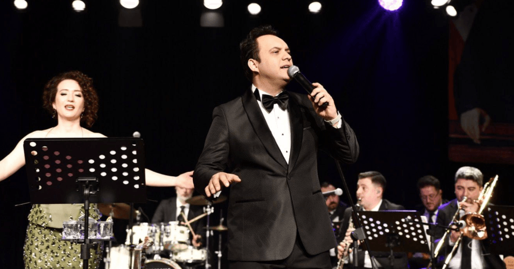 Malkara Belediyesi tarafından düzenlenen konserde salonu tamamen dolduran sanatseverlerin alkışlarla şarkılara eşlik ettiği coşkulu anlar.