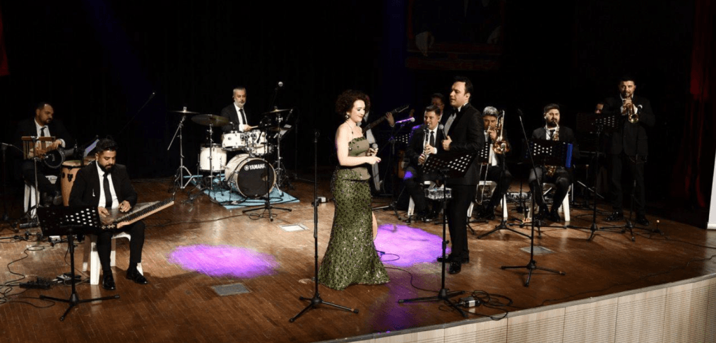 Malkara Kültür Merkezi’nde düzenlenen konserin görkemli ışıklandırması ve sahne dekoru eşliğinde oluşan sanatsal atmosferin genel görünümü.