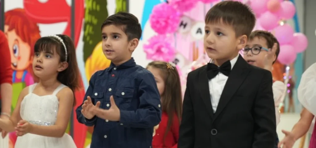 Zübeyde Hanım Kurs Merkezi'ndeki çocukların sevgi temalı el işi kağıtlarıyla yaptıkları çalışmalar.