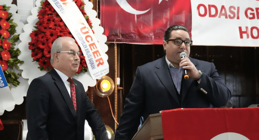 Marmaraereğlisi Esnaf ve Sanatkârlar Odası 12. Olağan Genel Kurulu'na katılım sağlayan üyelerin ve heyetin yer aldığı kalabalık salon görünümü.