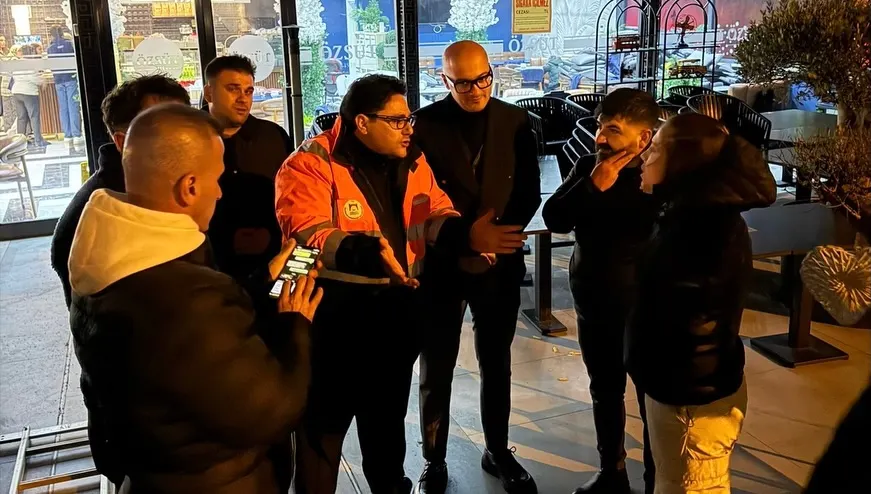 Marmaraereğlisi'nde fırtına felaketi! Şiddetli rüzgar nedeniyle çatılar uçtu, esnaf zarar gördü. Marmaraereğlisi Belediyesi'nin çalışmaları ve son durum haberimizde.