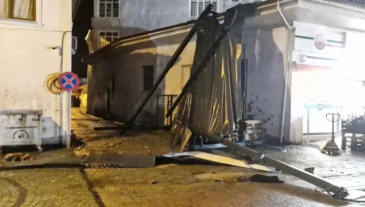 Marmaraereğlisi'nde fırtına felaketi! Şiddetli rüzgar nedeniyle çatılar uçtu, esnaf zarar gördü. Marmaraereğlisi Belediyesi'nin çalışmaları ve son durum haberimizde.