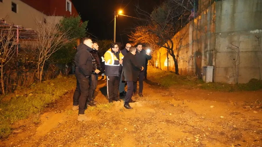 Marmaraereğlisi'nde fırtına felaketi! Şiddetli rüzgar nedeniyle çatılar uçtu, esnaf zarar gördü. Marmaraereğlisi Belediyesi'nin çalışmaları ve son durum haberimizde.