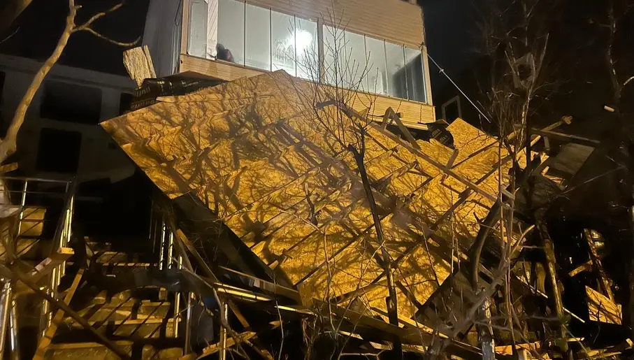 Marmaraereğlisi'nde fırtına felaketi! Şiddetli rüzgar nedeniyle çatılar uçtu, esnaf zarar gördü. Marmaraereğlisi Belediyesi'nin çalışmaları ve son durum haberimizde.