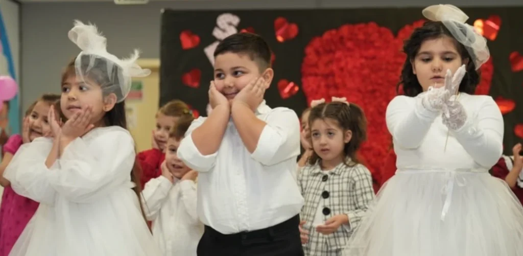 Zübeyde Hanım Okul Öncesi Kurs Merkezi'nde 14 Şubat Sevgililer Günü temalı "Sevgiyle Büyüyoruz" etkinliği.