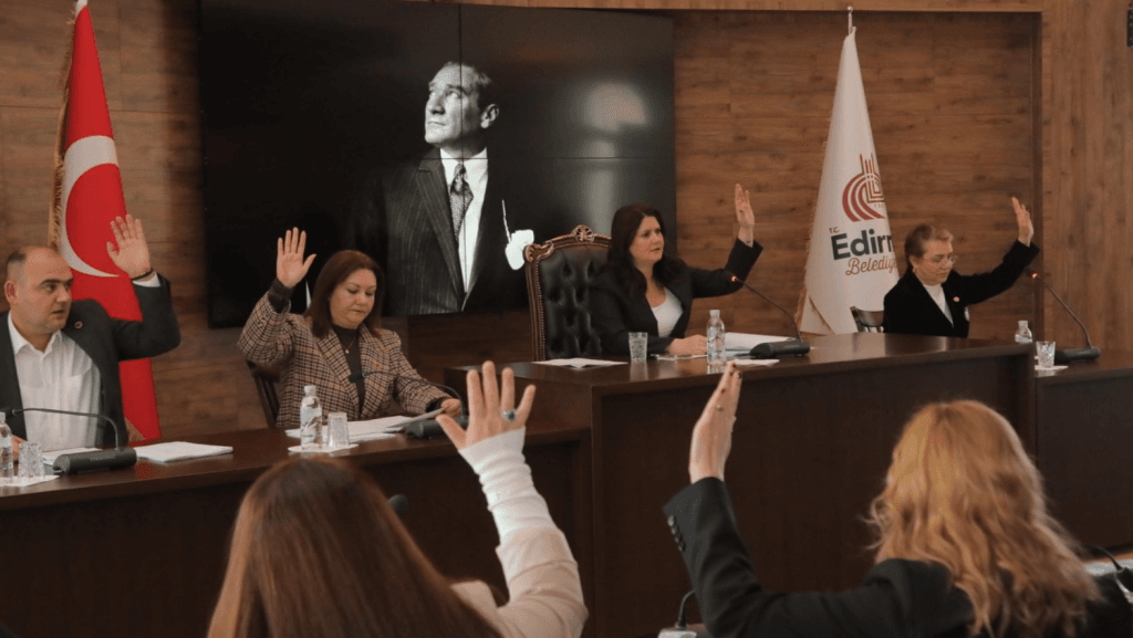 Türkiye Güreş Şampiyonası üçüncüsü Melda Dernekçi'ye Edirne Belediye Meclisi'nde başarı ödülünün takdim edilmesi.