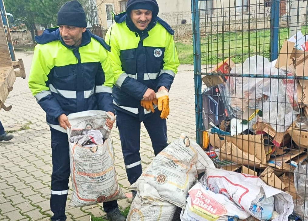 Muratlı Belediyesi Çevre ve Temizlik Birimi ekipleri, kentin pırıl pırıl kalması için rutin temizlik faaliyetlerini aralıksız sürdürüyor.