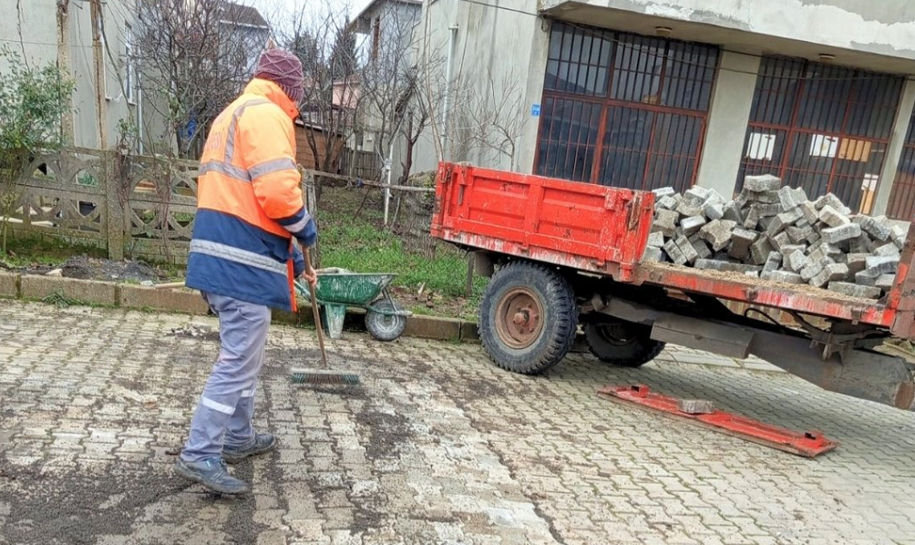 Muratlı Belediyesi saha çalışmaları kapsamında ilçe genelindeki inşaat artıkları, çuvallar ve ağaç dalları ekiplerce titizlikle toplanıyor.