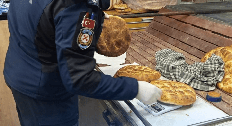 Muratlı Belediyesi zabıta ekiplerinin fırında Ramazan pidesi gramaj ve fiyat kontrolü yapması.