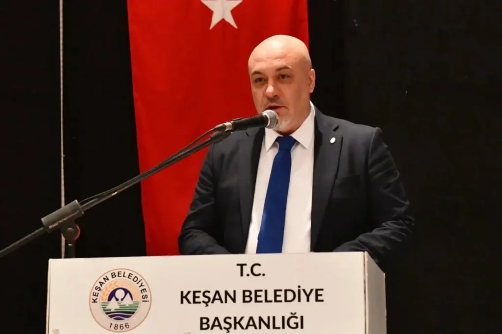 Keşan Berberler ve Kuaförler Odası Başkanı Mutlu Gezer, seçimli olağan genel kurulda üyelere hitap ediyor.