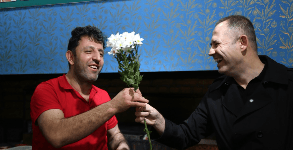 Kırklareli Belediyesi tarafından hazırlanan ve üzerinde sevgi mesajları bulunan çiçek buketlerinin halka dağıtılma anı. "Mutlu İnsanlar Kenti" vurgusuyla yapılan Kırklareli Belediyesi sosyal faaliyetleri kente moral aşıladı.