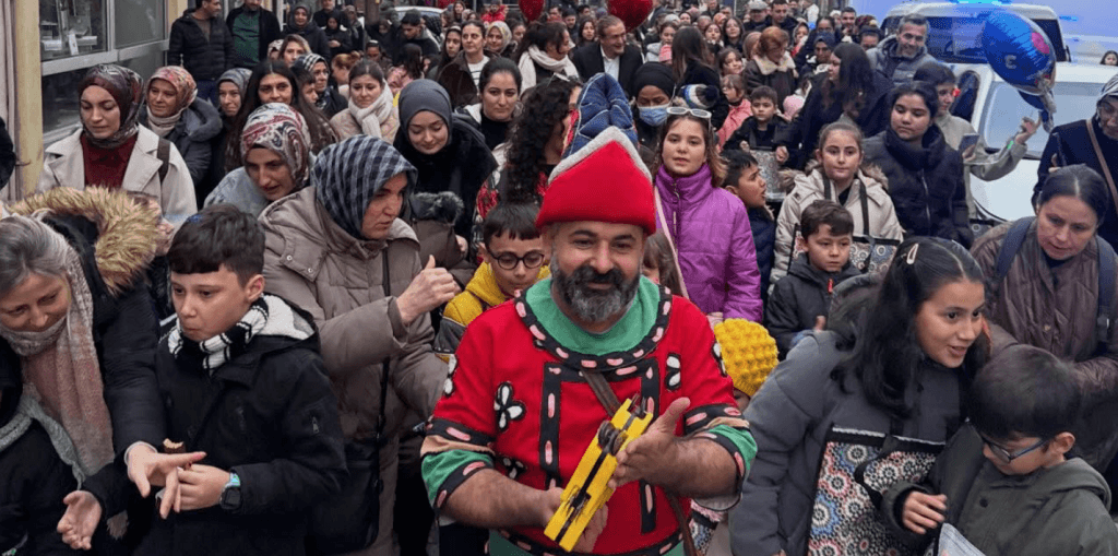 Naklava Şenliği sırasında geleneksel maniler söyleyerek ilçe sokaklarını şenlendiren Lapsekili çocuklar.