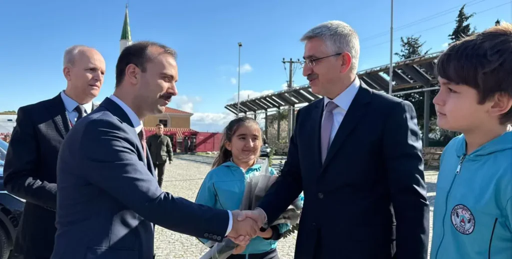 MEB Bakan Yardımcısı Nazif Yılmaz'ın Eceabat'ta yetkililer ve öğrenciler tarafından karşılanma anı.