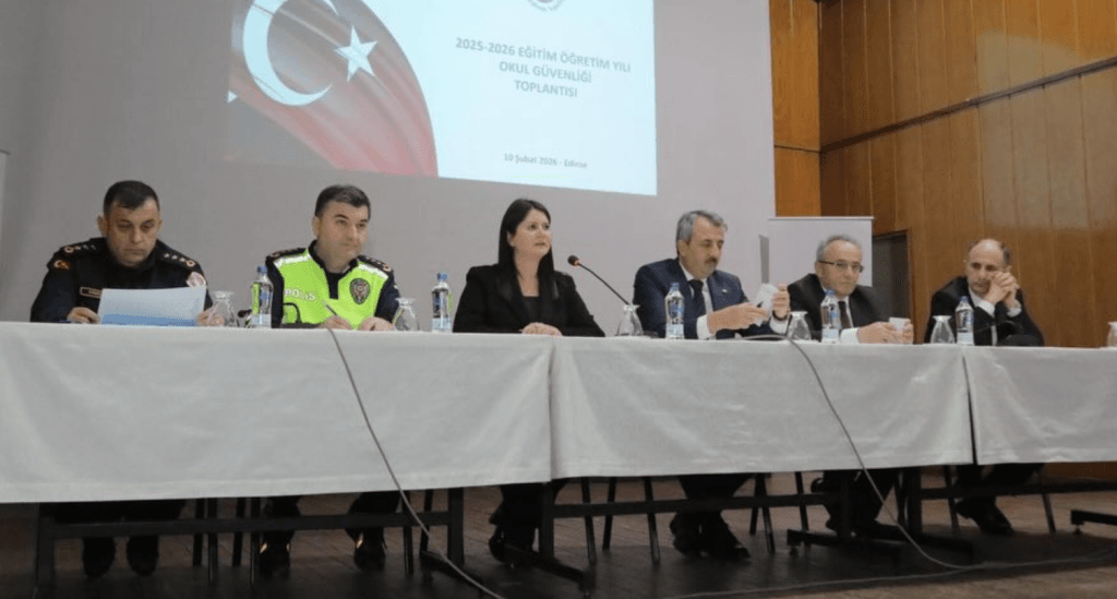 Edirne'de öğrencilerin okul yolunda güvenliğini sağlamak amacıyla okul önlerinde gerçekleştirilen trafik ve yaya geçidi denetimleri.