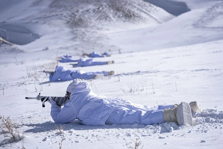 Özel Harekat Polisleri çığ riski olan bölgede teknik ekipmanlar ile arama kurtarma faaliyeti yürütüyor.
