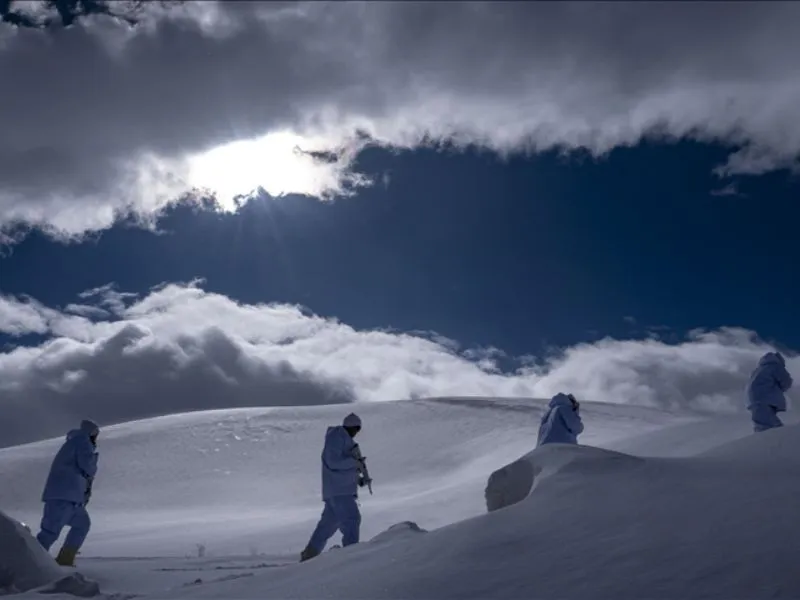 Erzurum'da dondurucu soğukta kendi yaptıkları iglo evlerde kalan Özel Harekat Polisleri barınma eğitimi alırken.