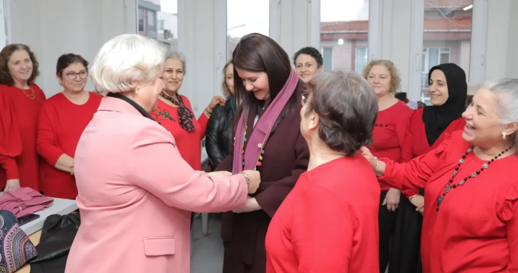 Modern ekipmanlarla donatılmış Edirne Belediyesi kadın merkezi kuaför salonu ve eğitim alanı.