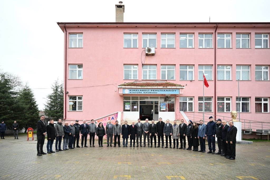 Kırklareli Valisi Uğur Turan, Pehlivanköy'de öğrencilerle buluştu. Bayrak sevgisi temalı etkinlikte öğrencilere atkı ve bere hediye edildi, milli değerlerin önemi vurgulandı.