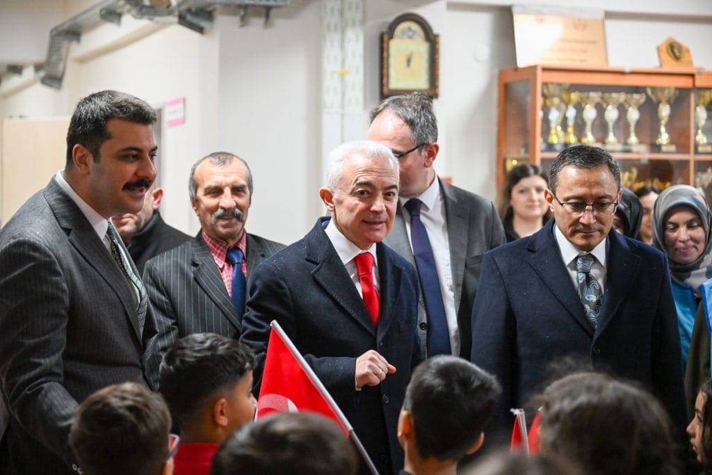 Kırklareli Valisi Uğur Turan, Pehlivanköy'de öğrencilerle buluştu. Bayrak sevgisi temalı etkinlikte öğrencilere atkı ve bere hediye edildi, milli değerlerin önemi vurgulandı.