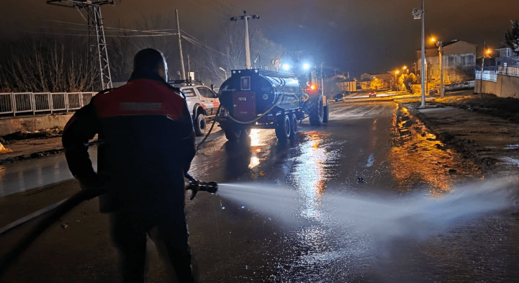 Pınarhisar Belediyesi ekiplerince tamamen yıkanarak dezenfekte edilen 8 Kasım Caddesi ve bağlantı yolları.