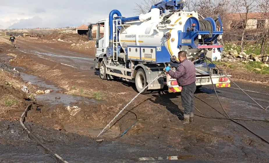 Pınarhisar Belediyesi Park ve Bahçeler Müdürlüğü personeli, yol güzergâhındaki kirliliğe müdahale ederek temizlik gerçekleştiriyor.