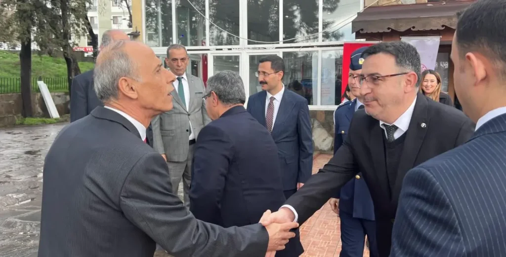 Ceza infaz kurumundaki atölyelerde hazırlanan renkli yağlı boya tabloların sergilendiği galeri alanı