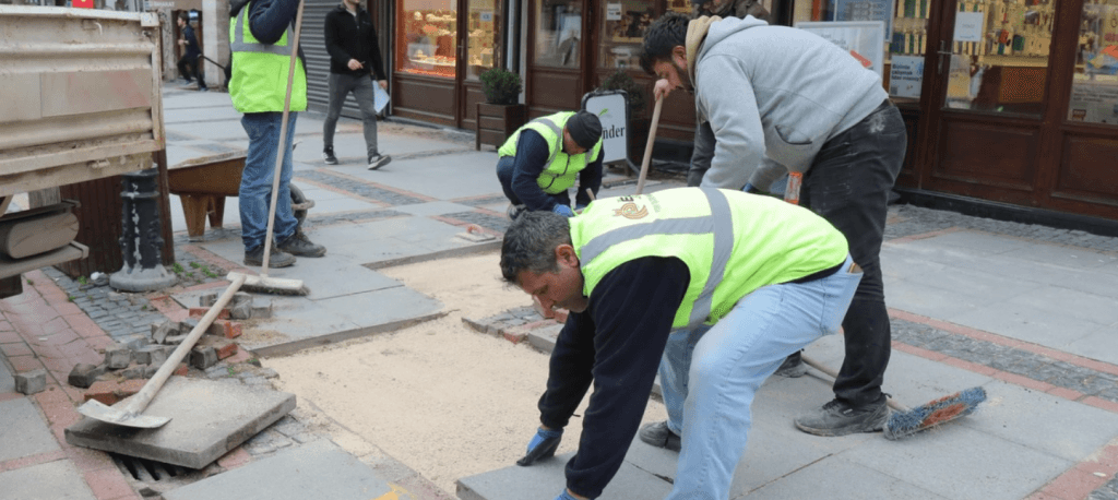 Edirne'de yürütülen çevre düzenleme çalışmaları sırasında yaya güvenliği için alınan önlemler ve belediye teknik araçları.