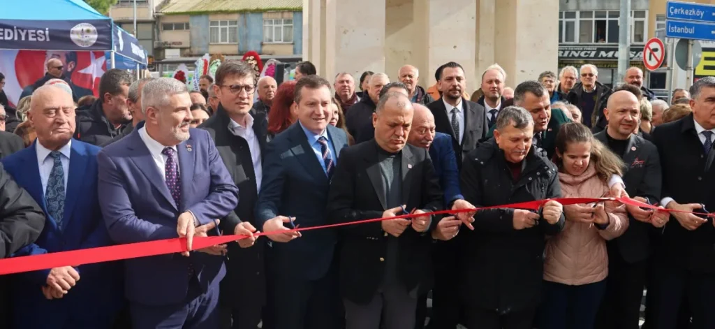 Saray ilçesinin kent kimliğine değer katan, açılışı Çerkezköy ve Saray Belediye Başkanlarınca yapılan yeni Saat Kulesi'nin genel görünümü.