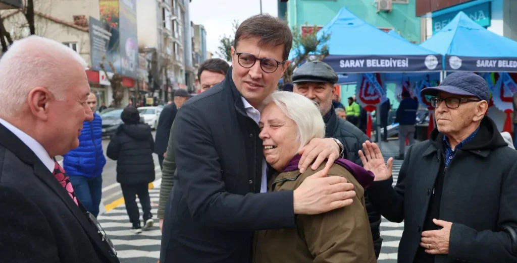 Saraylı vatandaşların yoğun katılım gösterdiği Saat Kulesi açılış töreninde Çerkezköy Belediye Başkanı'nın halkla buluşma anı.