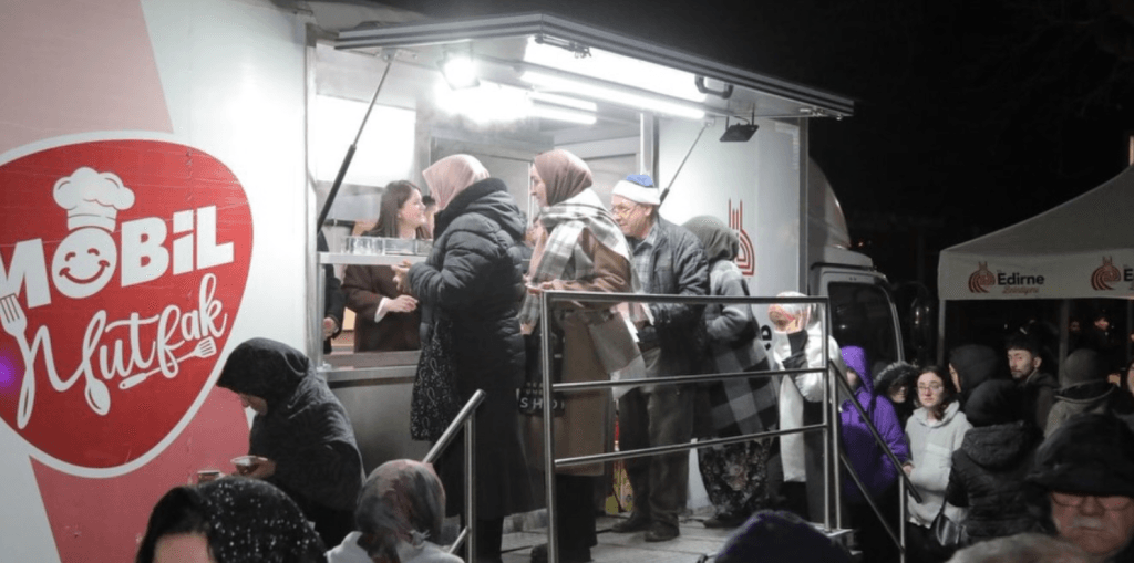 Restorasyon sonrası Ramazan'ın ilk teravih namazında ibadete açılan Selimiye Camii'nin içi ve cemaat.