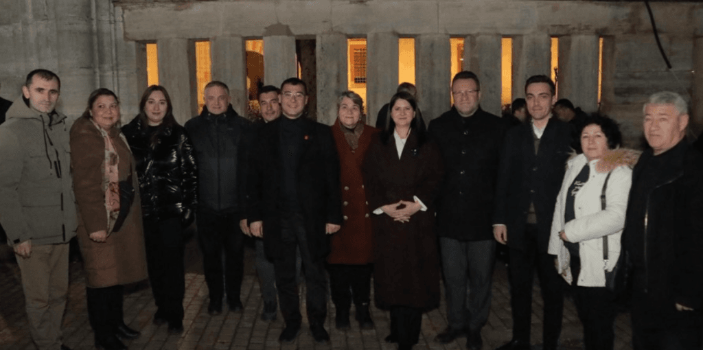 Yenilenen aydınlatma sistemiyle gece ihtişamını sergileyen Selimiye Camii ve minareleri.