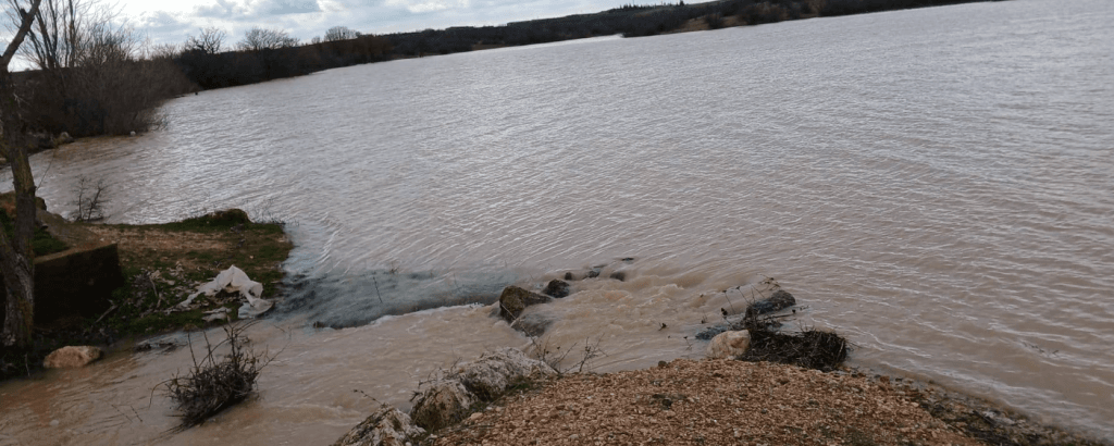 Bereketli yağışların ardından Şerbettar Köyü barajında yükselen su seviyesinin kıyı şeridine ulaşması.