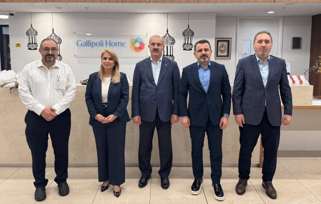 Vali Doç. Dr. Ömer Toraman'ın Sidney'deki Gelibolu Camii ziyareti sırasında gurbetçi vatandaşlarla ve kurum temsilcileriyle sohbeti.