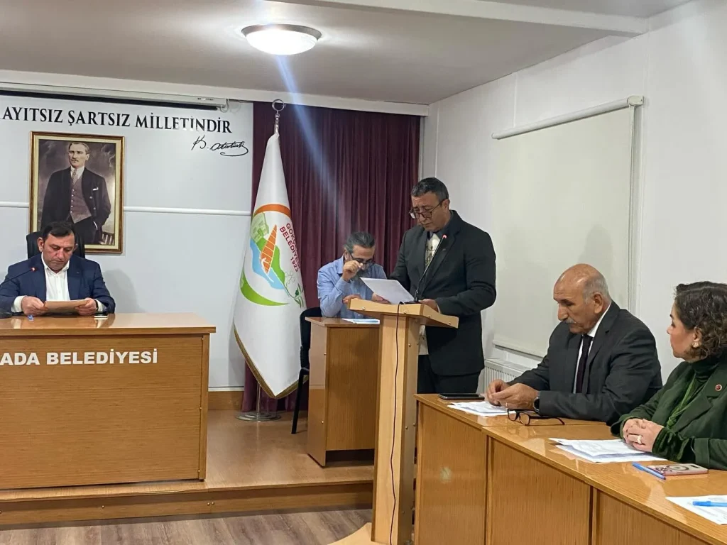 Gökçeada Belediye Meclisi Şubat 2026 toplantısı yapıldı. Başkan Bülent Ecevit Atalay yönetiminde imar, turizm ve mali tarifeler üzerine kritik kararlar alındı.