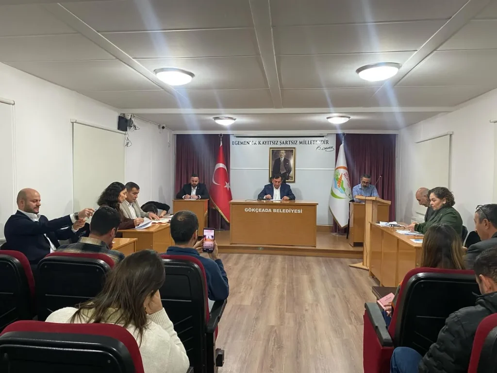 Gökçeada Belediye Meclisi Şubat 2026 toplantısı yapıldı. Başkan Bülent Ecevit Atalay yönetiminde imar, turizm ve mali tarifeler üzerine kritik kararlar alındı.