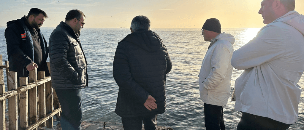 Süleymanpaşa Belediyesi ekiplerinin Altınova sahilinde fırtınada hasar gören korkulukları tamir ettiği anlar.