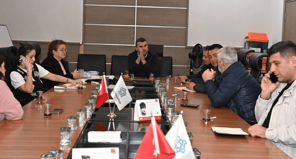 Süleymanpaşa Belediyesi Fen İşleri ekiplerinin şehir merkezinde yürüttüğü yol bakım ve onarım çalışmalarından bir kesit.