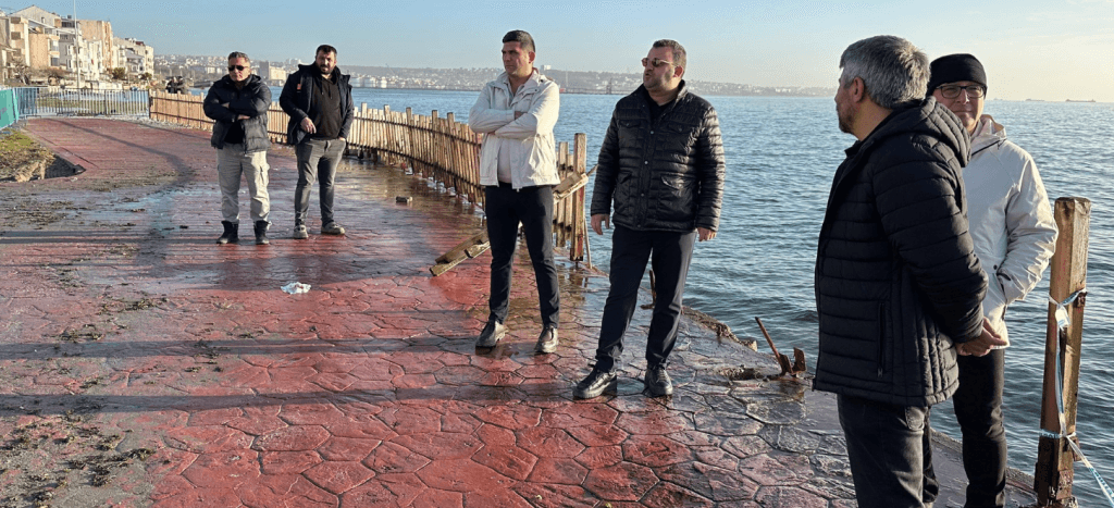 Süleymanpaşa Belediyesi Fen İşleri ekiplerinin sahil korkuluklarını kaynak ve boya işleriyle güçlendirme çalışması.