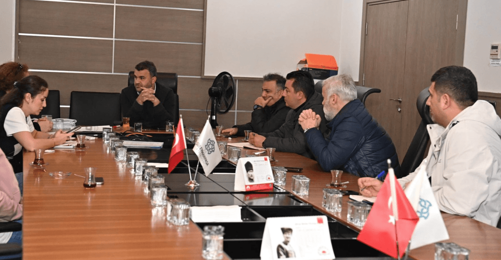 Süleymanpaşa Belediyesi Fen İşleri ekiplerinin şehir merkezinde yürüttüğü yol bakım ve onarım çalışmalarından bir kesit.