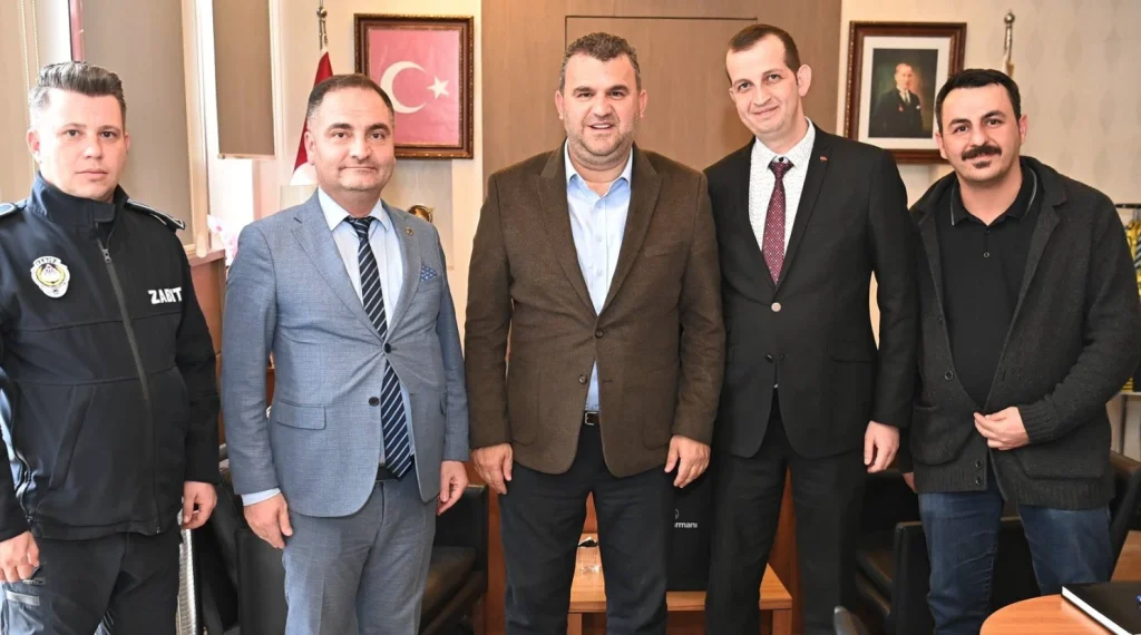 Süleymanpaşa Belediyesi memurları için rekor promosyon rakamı olan 92 bin TL'nin karara bağlandığı protokol sonrası çekilen kare.