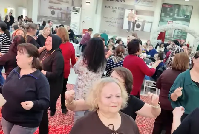 Süleymanpaşa Belediyesi yetkilileri, matineye katılan hanımları masalarında ziyaret ederek iyi eğlenceler diledi.