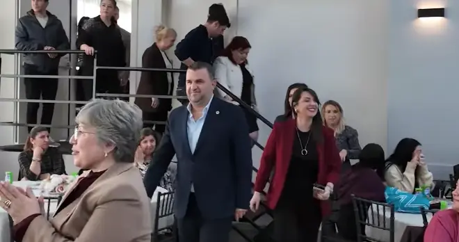 Sekiz mahalleden katılım sağlayan hanımların Kadınlar Matinesi programında gönüllerince eğlendiği anlar.