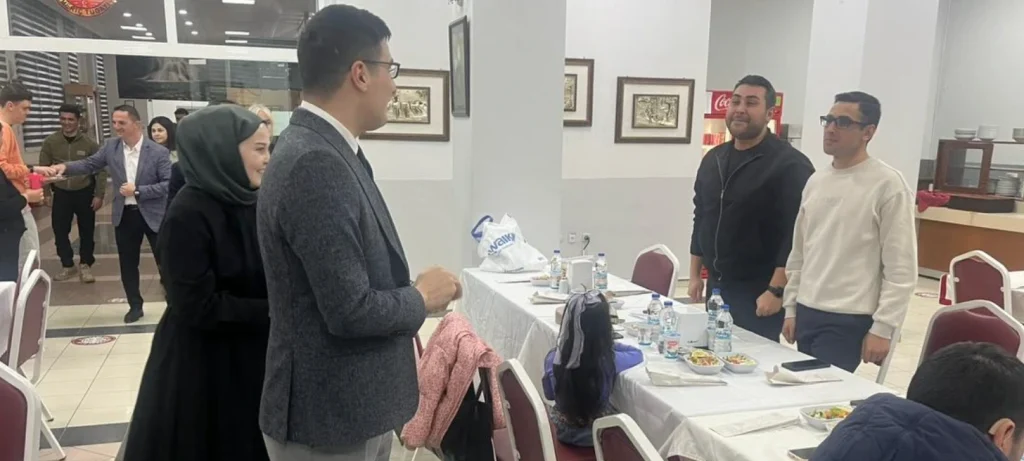 Kaymakam Emin Cevat Tutar iftar programında minik öğrencilerle ilgileniyor.