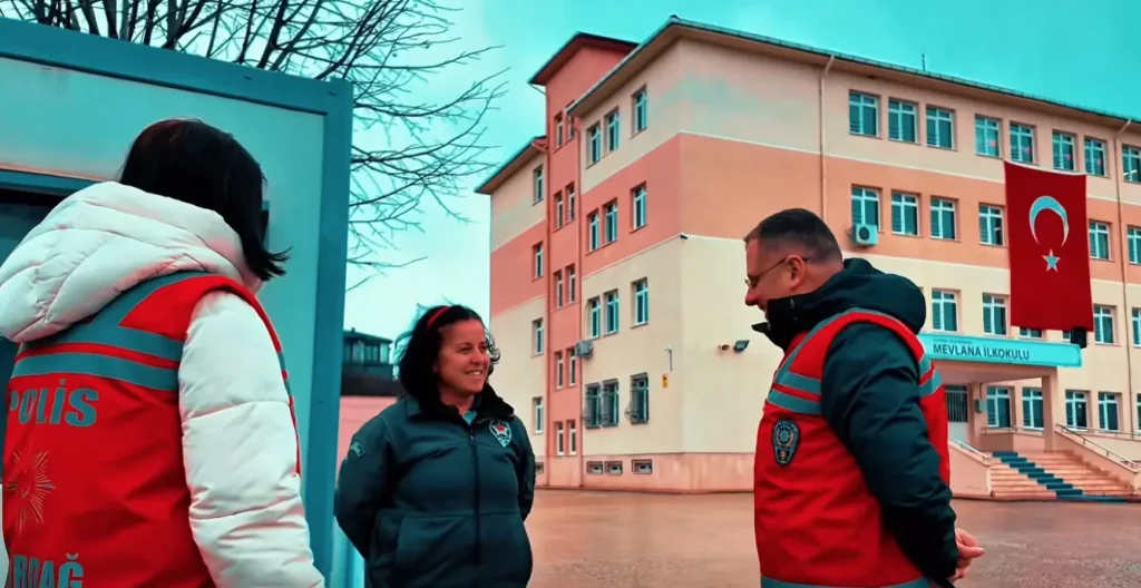 Tekirdağ Emniyet Müdürlüğü ekiplerinin okul girişinde aldığı güvenlik önlemleri ve polis araçları.