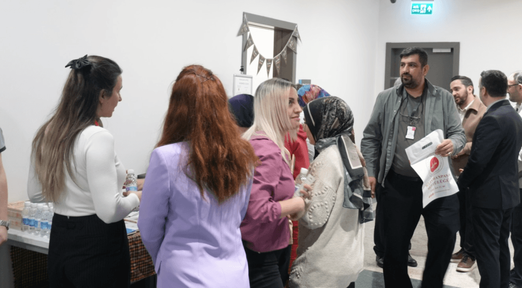 Manevi Destek Birimi görevlilerinin hasta ve hasta yakınlarına Ramazan ayının önemi hakkında bilgi verdiği anlar.